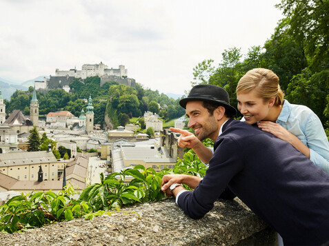 Couple at Mönchsberg in Salzburg | © Salzburger Land Tourismus