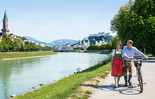 Couple with bike at the Salzach | © Tourismus Salzburg