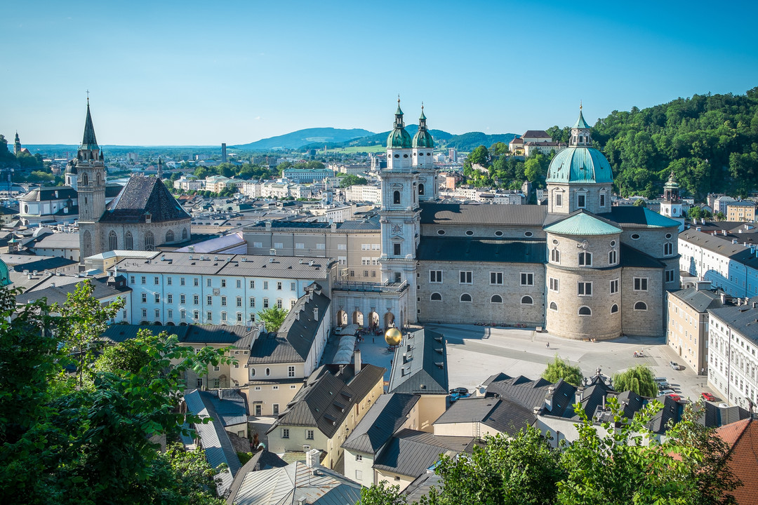 View from Mönchsberg down to Salzburg Cathedral and DomQuartier | © Tourismus Salzburg, Foto: Breitegger Günter