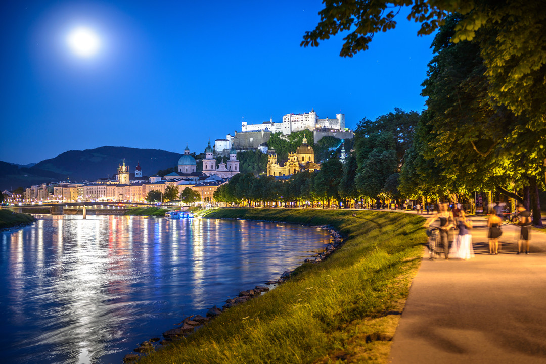 Franz-Josef-Kai in Salzburg at night with full moon and view to fortress Hohensalzburg | © Tourismus Salzburg, Foto: Breitegger Günter