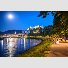 Franz-Josef-Kai in Salzburg at night with full moon and view to fortress Hohensalzburg | © Tourismus Salzburg, Foto: Breitegger Günter