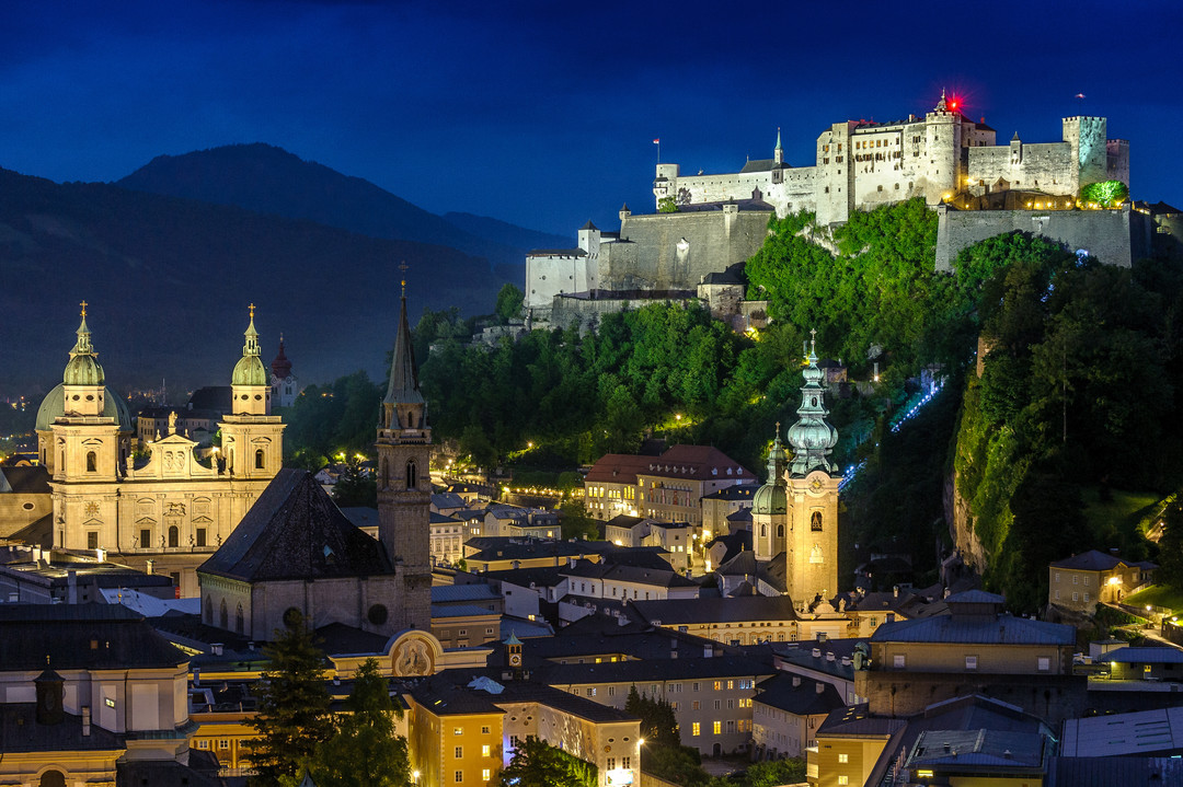 View from Mönchsberg down to the old city of Salzburg and Fortress Hohensalzburg | © Tourismus Salzburg, Foto: Breitegger Günter