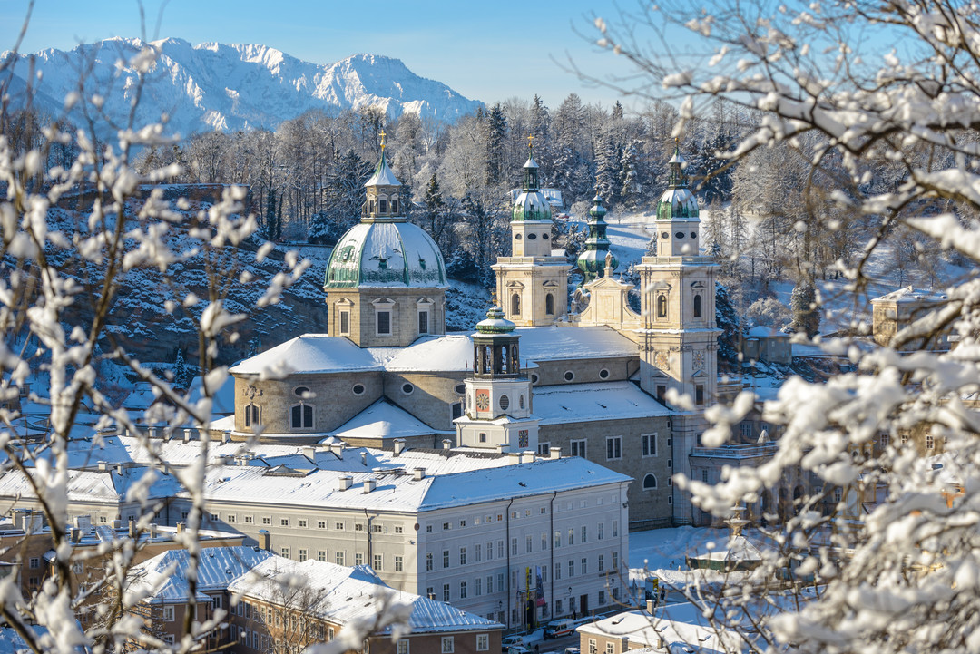 View at the Salzburg Cathedral in Winter (Residenzplatz, Residenzbrunnen, Glockenspiel, Salzburg Museum) | © Tourismus Salzburg, Foto: Breitegger Günter