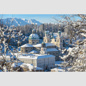 View at the Salzburg Cathedral in Winter (Residenzplatz, Residenzbrunnen, Glockenspiel, Salzburg Museum) | © Tourismus Salzburg, Foto: Breitegger Günter