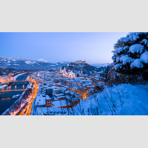 View from Mönchsberg down to the old city of Salzburg during winter at night  | © Tourismus Salzburg, Foto: Breitegger Günter
