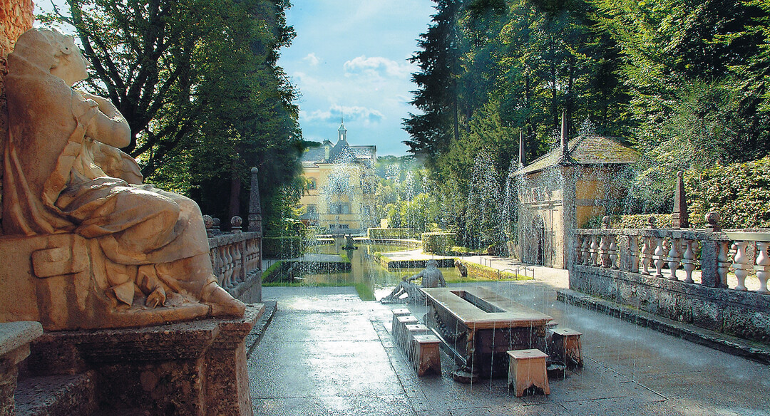 Trick fountains Hellbrunn with a view to the table of lords in Salzburg | © Tourismus Salzburg, Foto: Sulzer