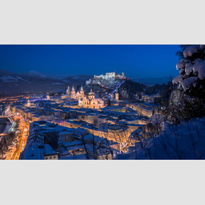 View from Mönchsberg to Hohensalzburg fortress at night during winter | © Tourismus Salzburg, Foto: Breitegger Günter