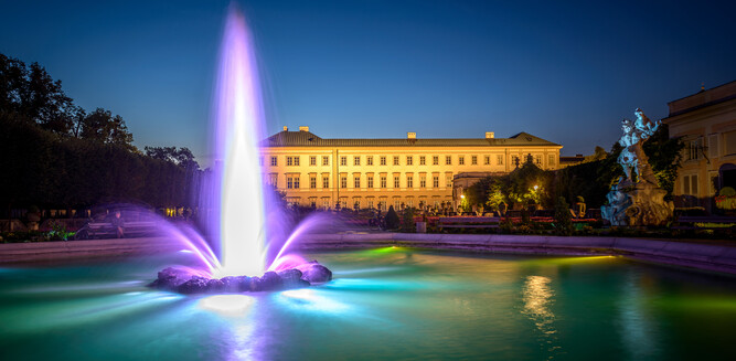 Springbrunnen Mirabellgarten mit Blick auf das Schloss Mirabell in Salzburg bei Nacht | © Tourismus Salzburg, Foto: Breitegger Günter