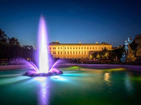 Fountain Mirabell gardens with a view to the Mirabell palace in Salzburg at night | © Tourismus Salzburg, Foto: Breitegger Günter