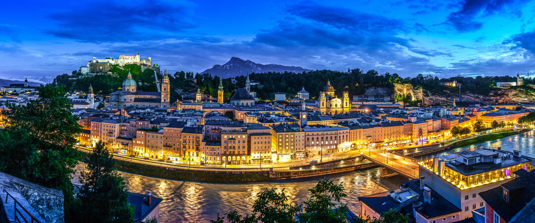 Salzburg panorama from Kapuzinerberg down to the historical old city at night | © Tourismus Salzburg, Foto: Breitegger Günter