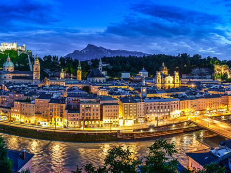 Salzburg panorama from Kapuzinerberg down to the historical old city at night | © Tourismus Salzburg, Foto: Breitegger Günter