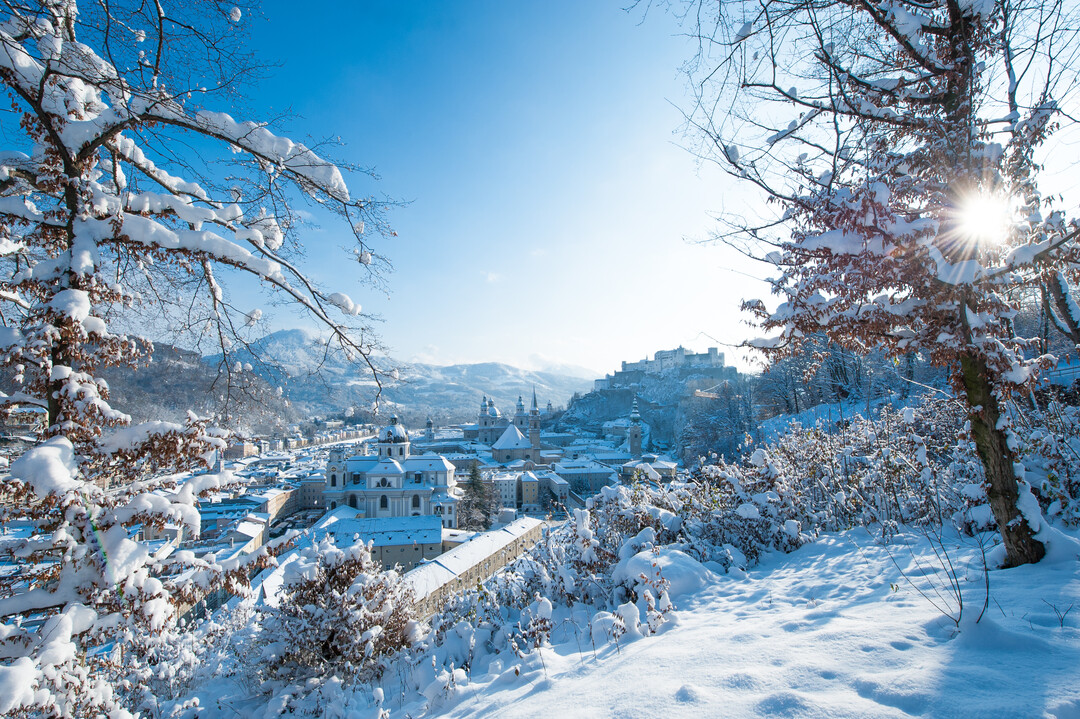 View from Mönchsberg down to the historical city center of Salzburg during winter | © Tourismus Salzburg, Foto: Breitegger Günter