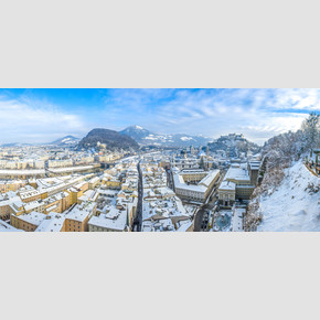View from Mönchsberg down to the historical city center of Salzburg in winter | © Tourismus Salzburg, Foto: Breitegger Günter