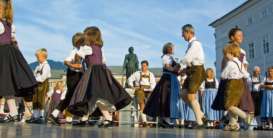 Schuhplattler folk dance at Mozartplatz in Salzburg | © Tourismus Salzburg