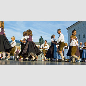 Schuhplattler folk dance at Mozartplatz in Salzburg | © Tourismus Salzburg