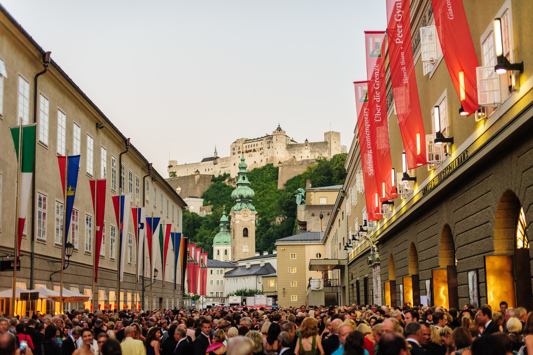 Salzburg Festival guests at Hofstallgasse in Salzburg | © Tourismus Salzburg, Foto: B. Reinhart