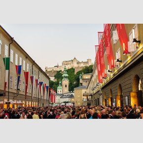 Salzburg Festival guests at Hofstallgasse in Salzburg | © Tourismus Salzburg, Foto: B. Reinhart