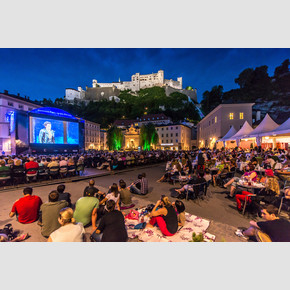 Evening atmosphere during Siemens Fest>Spiel>Nächte at Kapitelplatz in Salzburg | © Tourismus Salzburg, Foto: Breitegger Günter