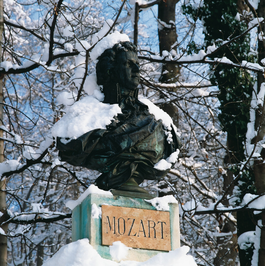 W. A. Mozart statue in winter - Salzburg | © Tourismus Salzburg GmbH