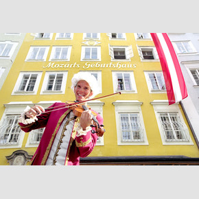 Mozart actors in front of Mozart's birthplace Salzburg | © Tourismus Salzburg