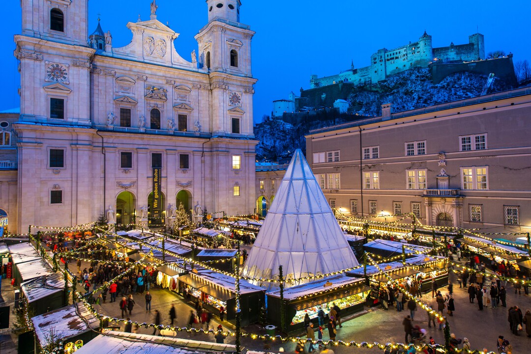 Salzburger Christkindlmarkt on Domplatz with a view to fortress Hohensalzburg | © Tourismus Salzburg, Foto: Breitegger Günter
