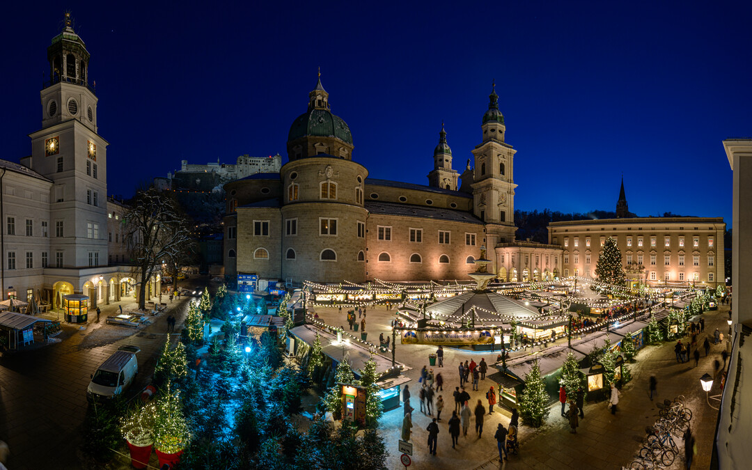 Salzburger Christkindlmarkt on Residenzplatz with the Carillion, Hohensalzburg Fortress and the Cathedral | © Tourismus Salzburg GmbH / G.Breitegger
