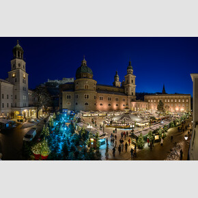 Salzburger Christkindlmarkt on Residenzplatz with the Carillion, Hohensalzburg Fortress and the Cathedral | © Tourismus Salzburg GmbH / G.Breitegger