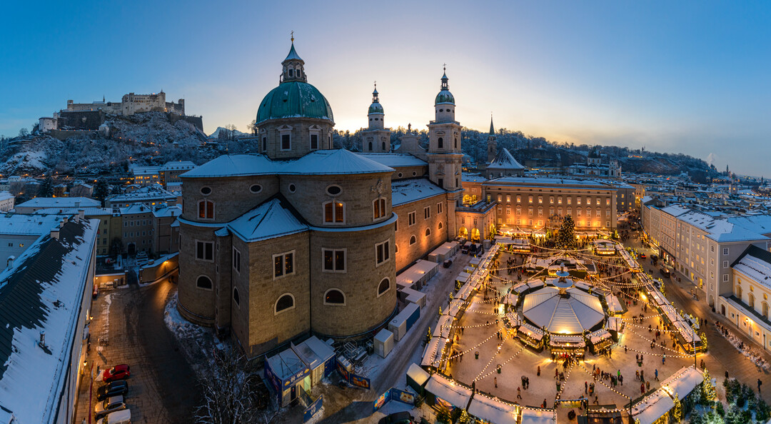 Salzburger Christkindlmarkt on Residenzplatz with the Cathedral and Hohensalzburg Fortress | © Tourismus Salzburg GmbH / G.Breitegger
