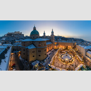 Salzburger Christkindlmarkt on Residenzplatz with the Cathedral and Hohensalzburg Fortress | © Tourismus Salzburg GmbH / G.Breitegger