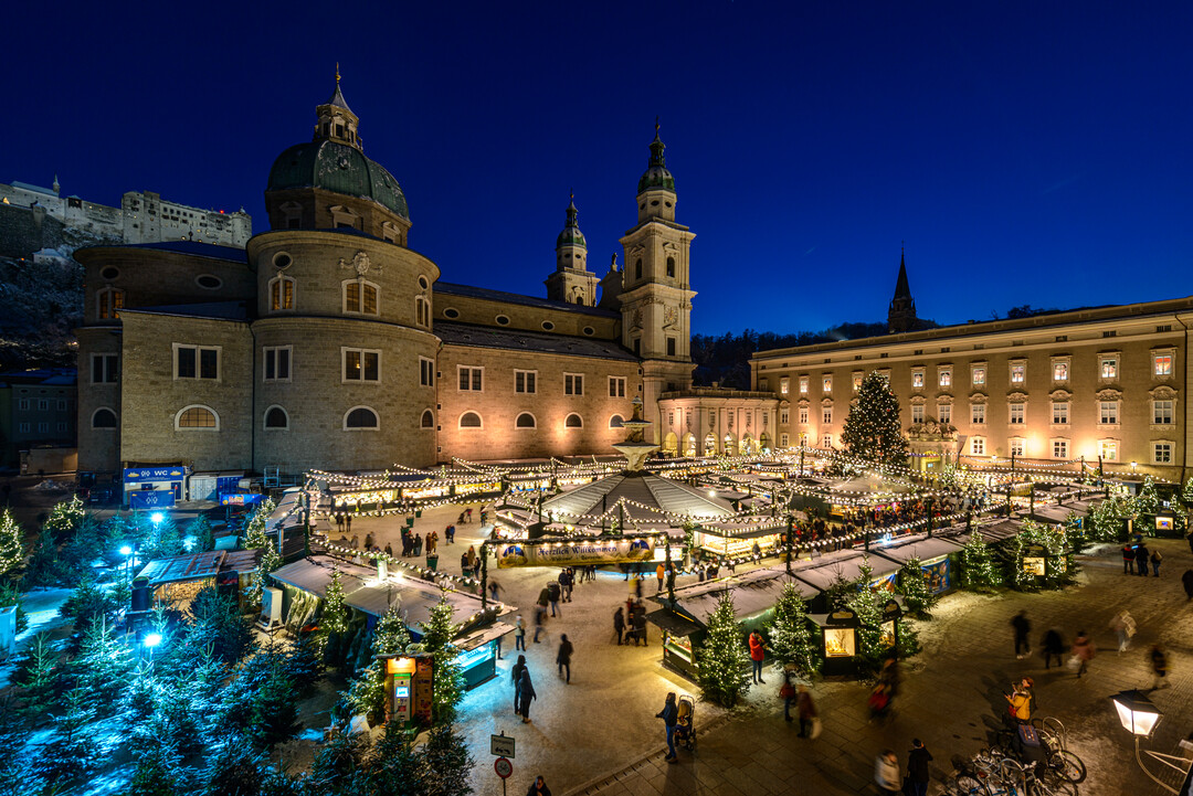 Salzburger Christkindlmarkt on Residenzplatz with the Cathedral | © Tourismus Salzburg GmbH / G.Breitegger