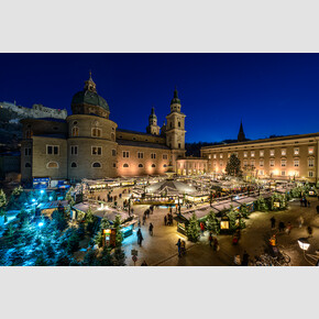Salzburger Christkindlmarkt on Residenzplatz with the Cathedral | © Tourismus Salzburg GmbH / G.Breitegger