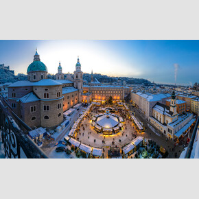 Salzburger Christkindlmarkt on Residenzplatz with the Cathedral | © Tourismus Salzburg GmbH / G.Breitegger