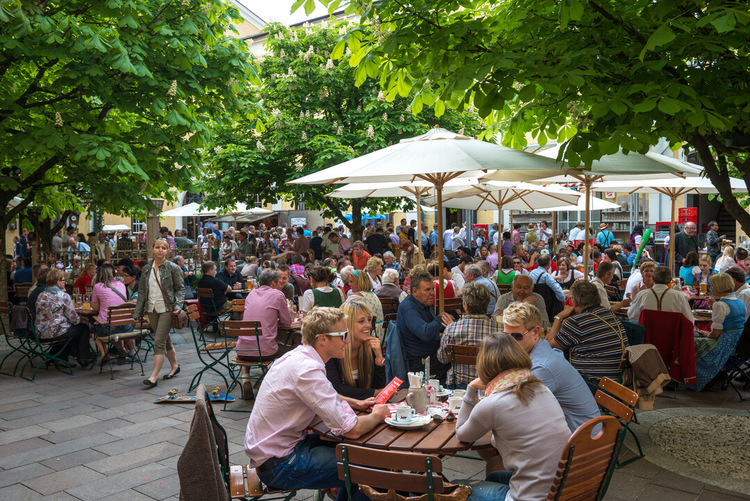 Beer garden of Stiegl Brauwelt in Salzburg | © Tourismus Salzburg, Foto: Breitegger Günter