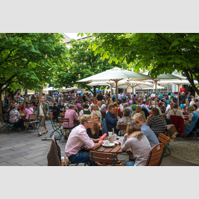 Beer garden of Stiegl Brauwelt in Salzburg | © Tourismus Salzburg, Foto: Breitegger Günter