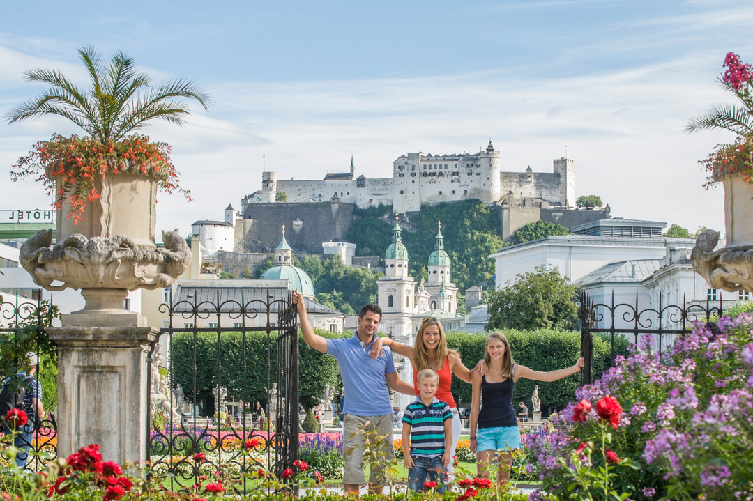 Family at Mirabell Garden in Salzburg and fortress Hohensalzburg | © Tourismus Salzburg, Foto: Reinhart Bryan