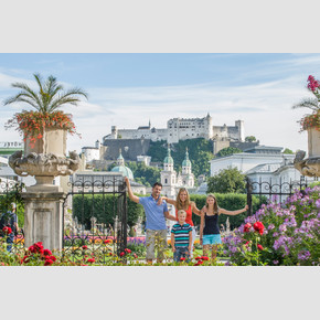 Family at Mirabell Garden in Salzburg and fortress Hohensalzburg | © Tourismus Salzburg, Foto: Reinhart Bryan