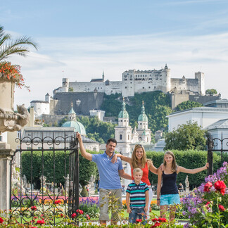 Family at Mirabell Garden in Salzburg and fortress Hohensalzburg | © Tourismus Salzburg, Foto: Reinhart Bryan