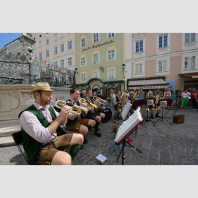 Brass band in the old city of Salzburg | © Tourismus Salzburg, Foto: Breitegger Günter