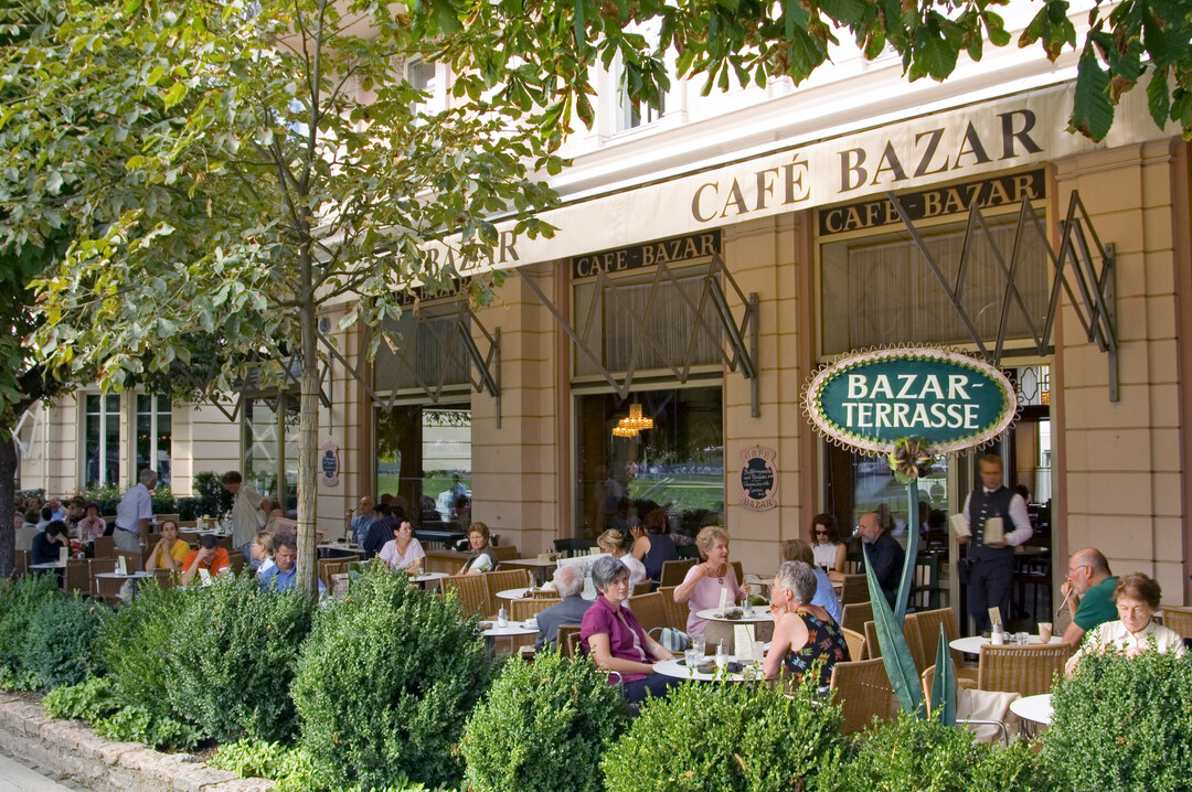 Terrace at Cafe Bazar along the river bank of Salzach in Salzburg | © Tourismus Salzburg, Foto: Reinhart Bryan