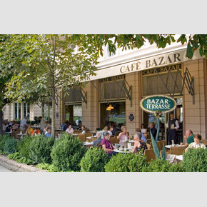 Terrace at Cafe Bazar along the river bank of Salzach in Salzburg | © Tourismus Salzburg, Foto: Reinhart Bryan