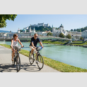 Biking along the river bank in the old city of Salzburg | © Tourismus Salzburg, Foto: Reinhart Bryan