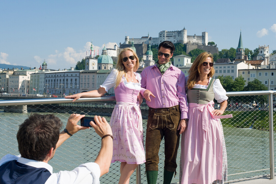 Traditional Costumes at Marko-Feingold-Steg in Salzburg | © Tourismus Salzburg, Foto: Reinhart Bryan