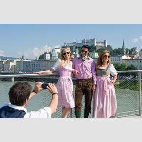 Traditional Costumes at Marko-Feingold-Steg in Salzburg | © Tourismus Salzburg, Foto: Reinhart Bryan