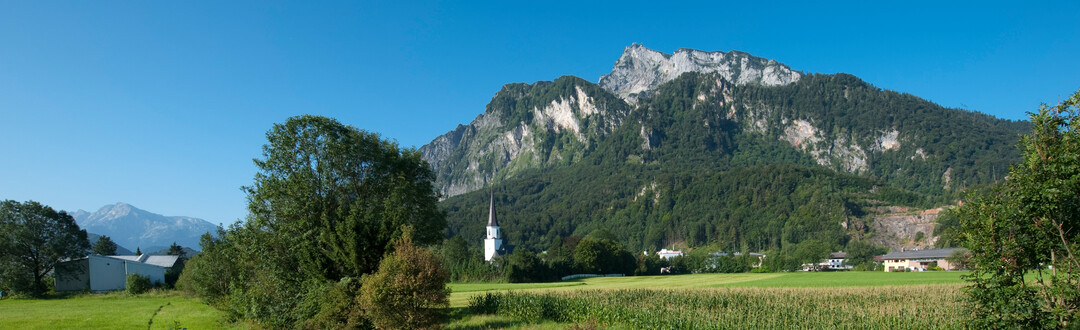  View towards Untersberg, Grödig parish church in the foreground | © Albin Niederstrasse