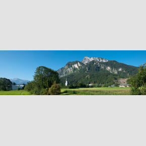  View towards Untersberg, Grödig parish church in the foreground | © Albin Niederstrasse