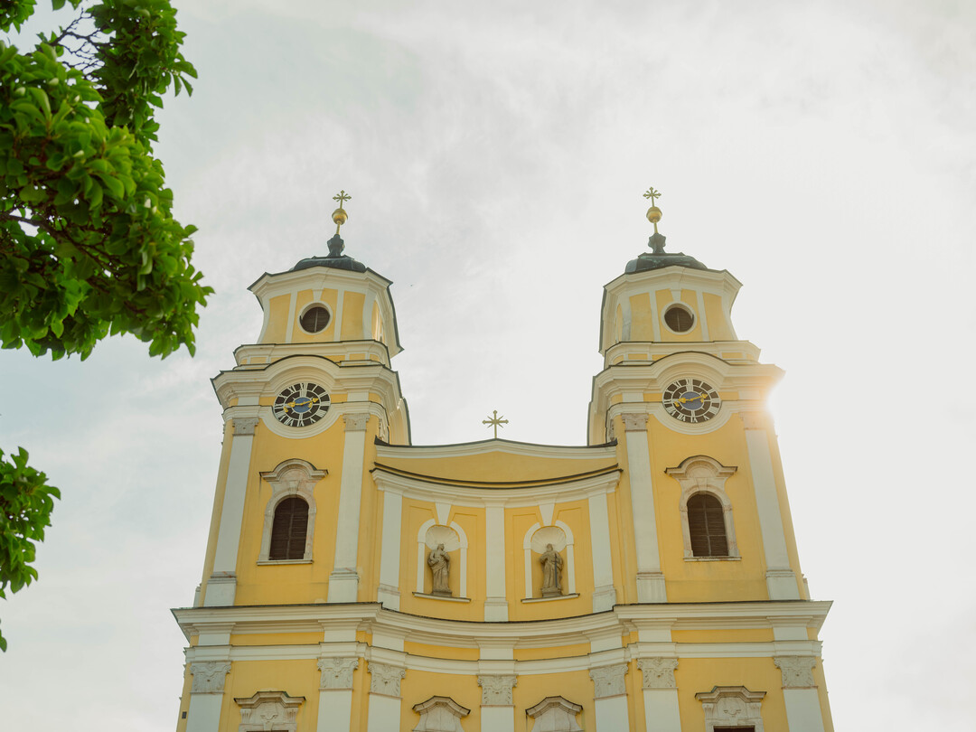 In the Basilica of Mondsee, Maria and Georg von Trapp exchange vows and marry in the film. | © Tourismus Salzburg GmbH, Foto: Patrick Langwallner