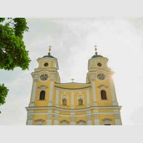 In the Basilica of Mondsee, Maria and Georg von Trapp exchange vows and marry in the film. | © Tourismus Salzburg GmbH, Foto: Patrick Langwallner