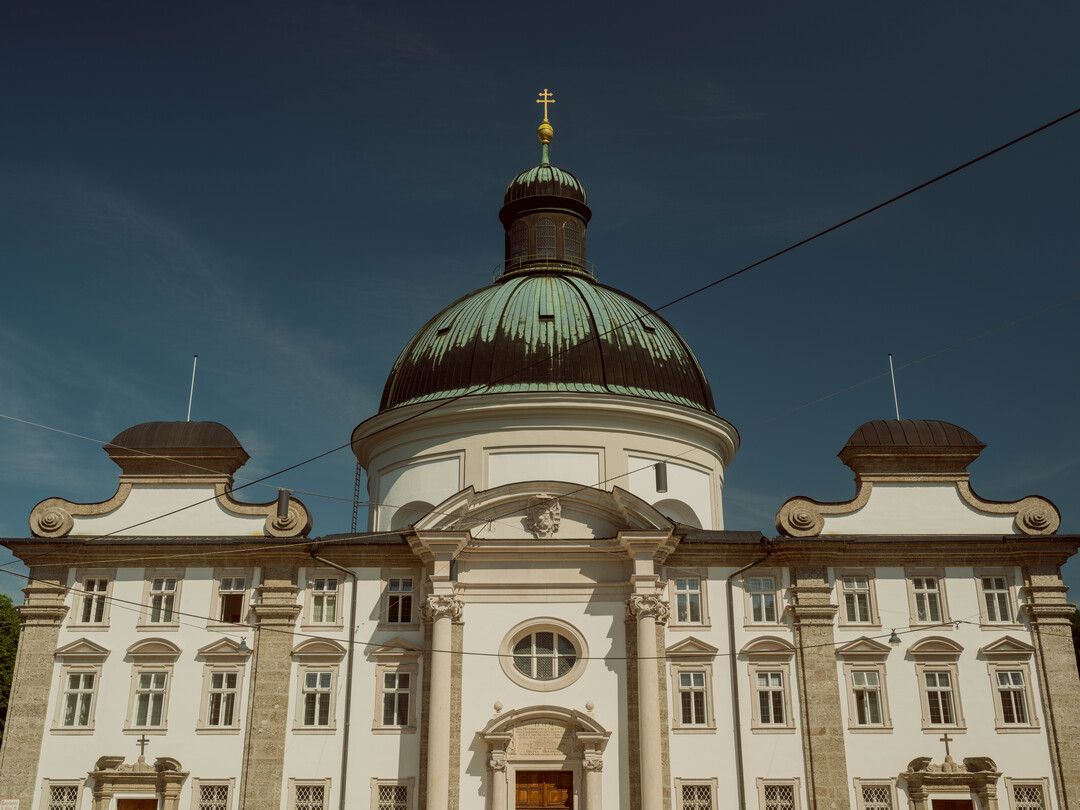 The church at Kajetanerplatz, where the vegetable market takes place and Maria and the children do their shopping. | © ©Tourismus Salzburg GmbH, Foto: Patrick Langwallner