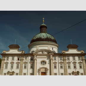 The church at Kajetanerplatz, where the vegetable market takes place and Maria and the children do their shopping. | © ©Tourismus Salzburg GmbH, Foto: Patrick Langwallner