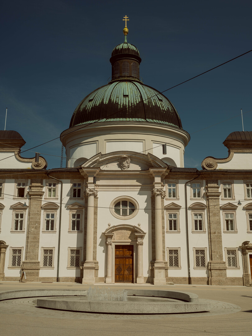The church at Kajetanerplatz, where the vegetable market takes place and Maria and the children do their shopping. | © Tourismus Salzburg GmbH, Foto: Patrick Langwallner